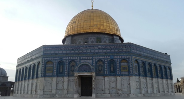 Suasana Sholat Subuh di Masjid Al Aqsa